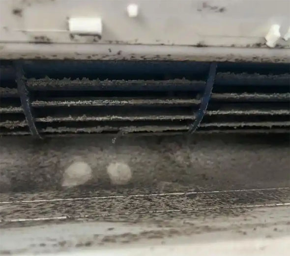 德江空调吹的风有股烧焦味是怎么回事